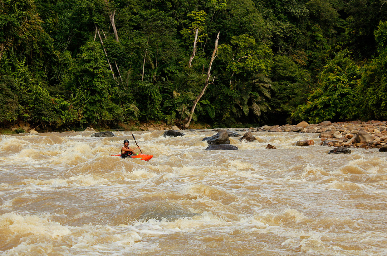Nick-Bennett-relaxing-on-one-of-the-more-easy-Sungai-Tutoh-rapids.